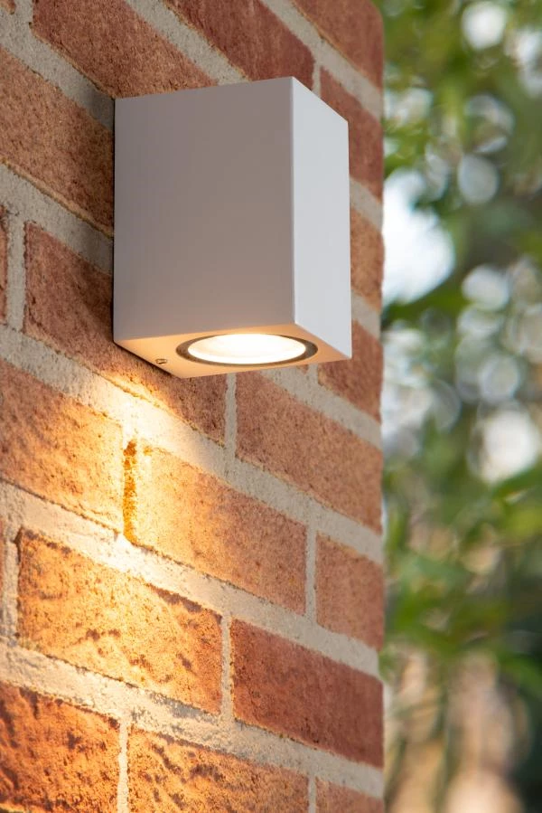 Lucide ZARO - Wall spotlight Outdoor - 1xGU10 - IP44 - White - ambiance 1